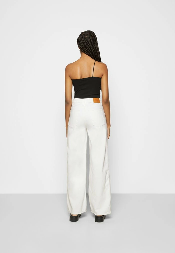 RIP PUDDLE - Relaxed fit jeans - white BDG Urban Outfitters RIP PUDDLE - Relaxed Fit Jeans - White -BDG Urban Outfitters shop 0655fbcc11e44da39f24742e7f876469