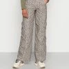 BDG Urban Outfitters BDG SWIRLPRINT - Cargo Trousers - Ecru -BDG Urban Outfitters shop 07d926964c30436396bb00c2ab6efc48