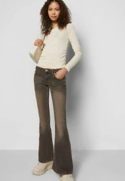 BDG Urban Outfitters LOW RISE - Flared Jeans - Cowboy Black -BDG Urban Outfitters shop 0a89ab49c27448c191f1db5d8f514bfa