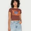 BDG Urban Outfitters BDG WILD FREE BABY TEE - Print T-shirt - Chocolate 2 BDG Urban Outfitters BDG WILD FREE BABY TEE - Print T-shirt - Chocolate -BDG Urban Outfitters shop 1c00bb97e62e45029c63ffbe1236f93a