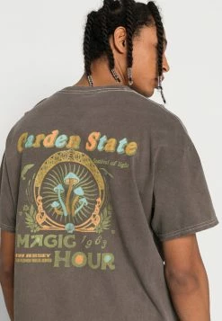 BDG Urban Outfitters GARDEN STATE TEE - Print T-shirt - Chocolate -BDG Urban Outfitters shop 1d191387c5f24b3cae5f793a2b02b133