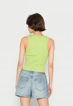 BDG Urban Outfitters RELAX SCOOP TANK - Top - Green -BDG Urban Outfitters shop 202c90fb7b2a41eeb85a51a478ff4bca