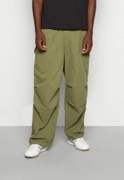 BDG Urban Outfitters CHUTE CARGO BAGGY TECH PANT - Trousers - Khaki