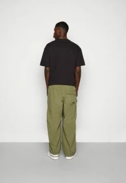 BDG Urban Outfitters CHUTE CARGO BAGGY TECH PANT - Trousers - Khaki -BDG Urban Outfitters shop 2782a50fe6f4490b8edc1f1352a0cf64