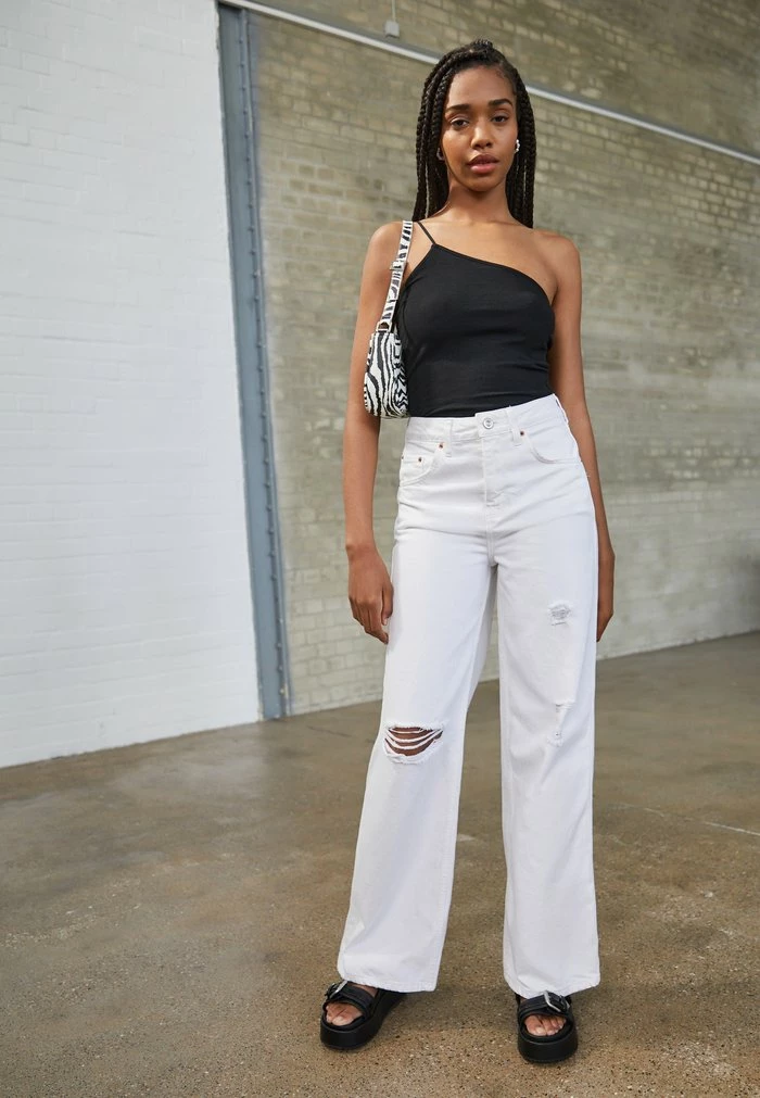 RIP PUDDLE - Relaxed fit jeans - white BDG Urban Outfitters RIP PUDDLE - Relaxed Fit Jeans - White -BDG Urban Outfitters shop 3655deb5b88546df95cb6861802f6398