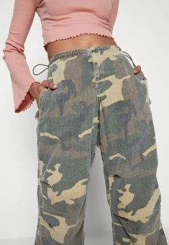 BDG Urban Outfitters CAMO BAGGY TECH PANT - Trousers - Green -BDG Urban Outfitters shop 3ff25657fe2a4ae18328c5d3ba0e058e