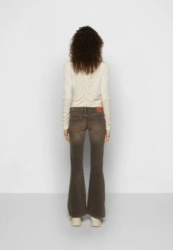 BDG Urban Outfitters LOW RISE - Flared Jeans - Cowboy Black -BDG Urban Outfitters shop 4384ddf122864700aaa3f6936555d4c5