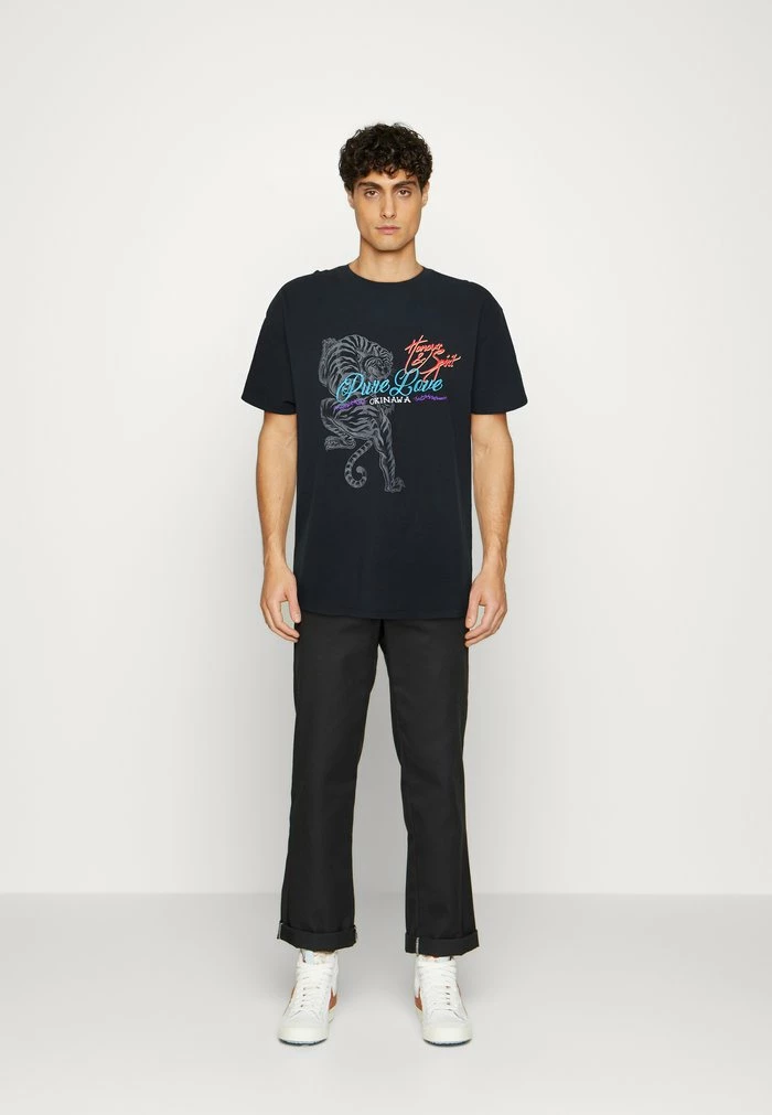 PURE LOVE OKINAWA TEE UNISEX - Print T-shirt - black BDG Urban Outfitters PURE LOVE OKINAWA TEE UNISEX - Print T-shirt - Black -BDG Urban Outfitters shop 4f63a9c2e9d44acdb30203bd740e837e