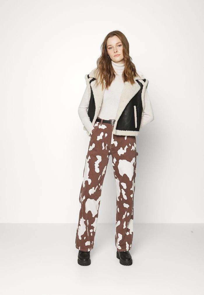 COW JUNO PANT - Straight leg jeans - brown/white BDG Urban Outfitters COW JUNO PANT - Straight Leg Jeans - Brown/white -BDG Urban Outfitters shop 54a5329b78fa4110a96d67f69cd35ea0