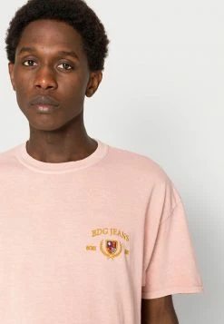 BDG Urban Outfitters HERITAGE CREST TEE UNISEX - Basic T-shirt - Pink 6 BDG Urban Outfitters HERITAGE CREST TEE UNISEX - Basic T-shirt - Pink -BDG Urban Outfitters shop 63a23c6348964bdb92854b84816ed270