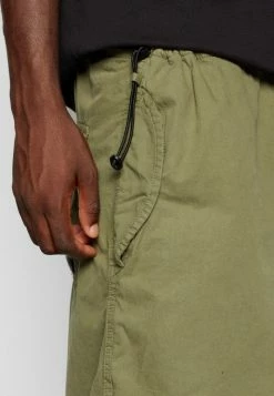 BDG Urban Outfitters CHUTE CARGO BAGGY TECH PANT - Trousers - Khaki -BDG Urban Outfitters shop 68206a68b6e2423d9384522fc66f99e6