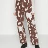BDG Urban Outfitters COW JUNO PANT - Straight Leg Jeans - Brown/white