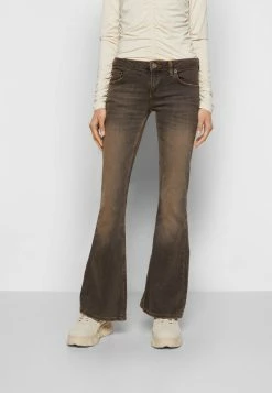 BDG Urban Outfitters LOW RISE - Flared Jeans - Cowboy Black -BDG Urban Outfitters shop 81e7cc58d052469480089f1ab22c0a77