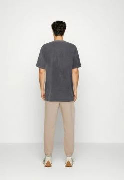 BDG Urban Outfitters WELCOME TEE UNISEX - Print T-shirt - Charcoal 4 BDG Urban Outfitters WELCOME TEE UNISEX - Print T-shirt - Charcoal -BDG Urban Outfitters shop 883bd03c42f244a2855257124237b074