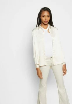 BDG Urban Outfitters LOW RISE - Flared Jeans - Ecru 6 BDG Urban Outfitters LOW RISE - Flared Jeans - Ecru -BDG Urban Outfitters shop 8b103fca004844a785ef9182f06053a4