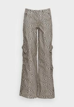 BDG Urban Outfitters BDG SWIRLPRINT - Cargo Trousers - Ecru -BDG Urban Outfitters shop 8b6c82ed5b4f49beb7e749e56162c6db