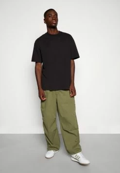 BDG Urban Outfitters CHUTE CARGO BAGGY TECH PANT - Trousers - Khaki -BDG Urban Outfitters shop 8ebe4616de2e40f0a3c7c6acbe12dd7e