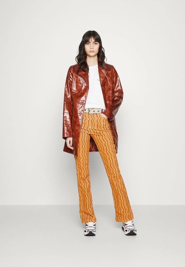 FLARE - Trousers - cream/pink BDG Urban Outfitters FLARE - Trousers - Cream/pink -BDG Urban Outfitters shop a1278e953cf047cd8b48488234914b8e