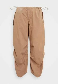 BDG Urban Outfitters BAGGY TECH PANT - Trousers - Camel -BDG Urban Outfitters shop a5308654175e4fee8c9dccce1ade9a76