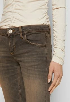 BDG Urban Outfitters LOW RISE - Flared Jeans - Cowboy Black -BDG Urban Outfitters shop aa28b658fc954955bd4a410e7eb7d473