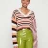 BDG Urban Outfitters CROPPED STRIPED V NECK JUMPER - Jumper - Multi-coloured -BDG Urban Outfitters shop b81dd6e8a00040e8a77c3f41ceb648aa
