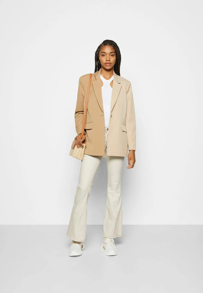 LOW RISE - Flared Jeans - ecru BDG Urban Outfitters LOW RISE - Flared Jeans - Ecru -BDG Urban Outfitters shop b9607be12e18473b92ebfd5d1a9d5fa4