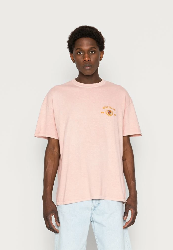 HERITAGE CREST TEE UNISEX - Basic T-shirt - pink BDG Urban Outfitters HERITAGE CREST TEE UNISEX - Basic T-shirt - Pink -BDG Urban Outfitters shop d033c377feba489b9b094d4667eda064