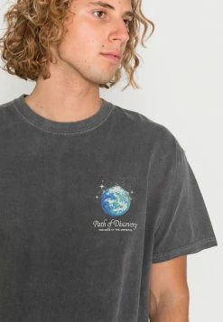 BDG Urban Outfitters PATH OF DISCOVERY TEE UNISEX - Print T-shirt - Charcoal -BDG Urban Outfitters shop d1522a523c1346cf891f9b81366a717f
