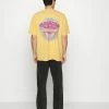 BDG Urban Outfitters OKINAWA TEE UNISEX - Print T-shirt - Yellow 2 BDG Urban Outfitters OKINAWA TEE UNISEX - Print T-shirt - Yellow -BDG Urban Outfitters shop d300f4a5bc8e4d2ab775bce0438ac24f