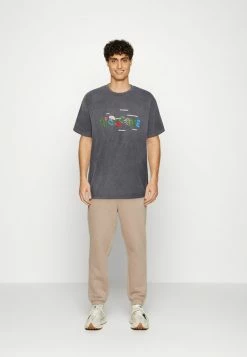 BDG Urban Outfitters WELCOME TEE UNISEX - Print T-shirt - Charcoal 3 BDG Urban Outfitters WELCOME TEE UNISEX - Print T-shirt - Charcoal -BDG Urban Outfitters shop d746c1a405984bec84438f541490b02c