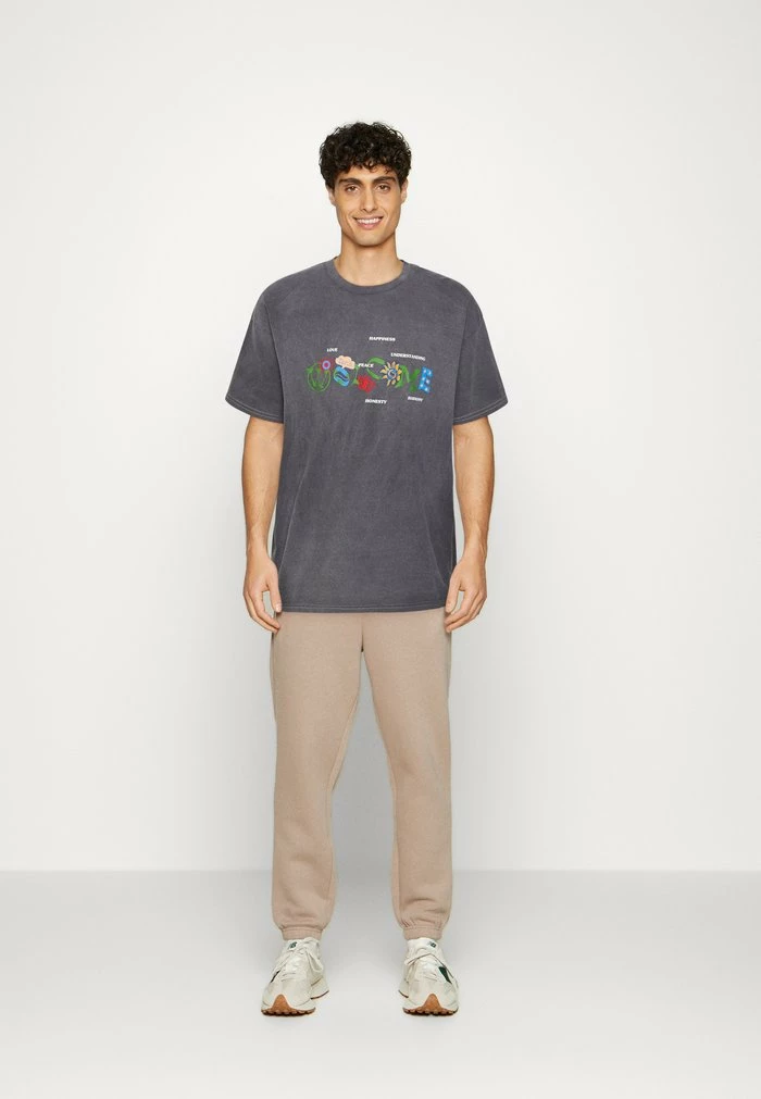 WELCOME TEE UNISEX - Print T-shirt - charcoal BDG Urban Outfitters WELCOME TEE UNISEX - Print T-shirt - Charcoal -BDG Urban Outfitters shop d746c1a405984bec84438f541490b02c