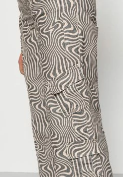 BDG Urban Outfitters BDG SWIRLPRINT - Cargo Trousers - Ecru -BDG Urban Outfitters shop da49637961ed4db6acff38991d2eff3f