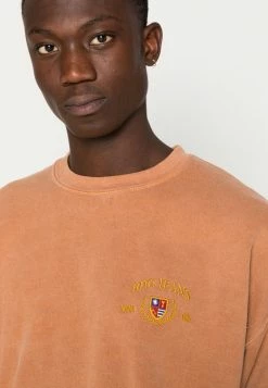 BDG Urban Outfitters CREST CREW NECK UNISEX - Sweatshirt - Caramel -BDG Urban Outfitters shop e4ca6aff579c4360a98eb7961ccc4395