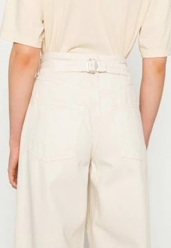 BDG Urban Outfitters LOGAN CINCH BACK JEAN - Relaxed Fit Jeans - Ecru -BDG Urban Outfitters shop f43a4e2118e04ee0aab017f844dbd009