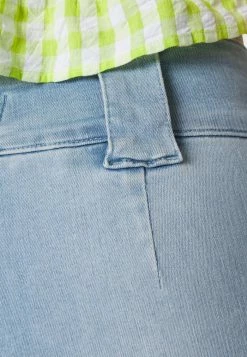 BDG Urban Outfitters MISSY LOW RISE - Flared Jeans - Light-blue Denim -BDG Urban Outfitters shop f4bb30af6aaa4ce49a44f73fd0577140