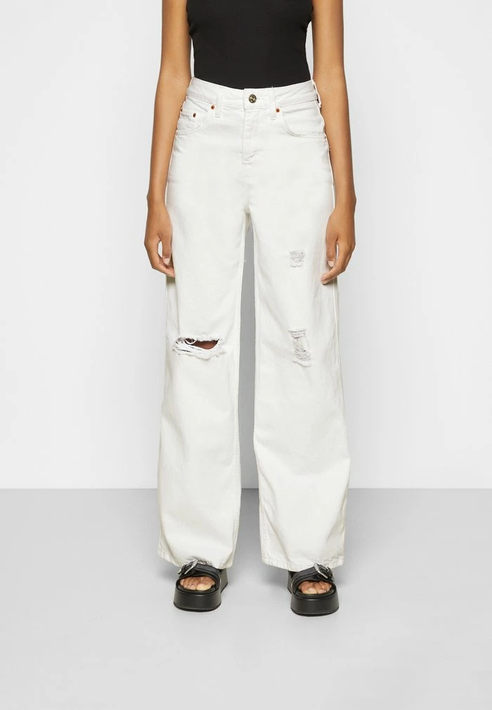RIP PUDDLE - Relaxed fit jeans - white BDG Urban Outfitters RIP PUDDLE - Relaxed Fit Jeans - White -BDG Urban Outfitters shop ff78bb82592444ec89b6a1e24b943563
